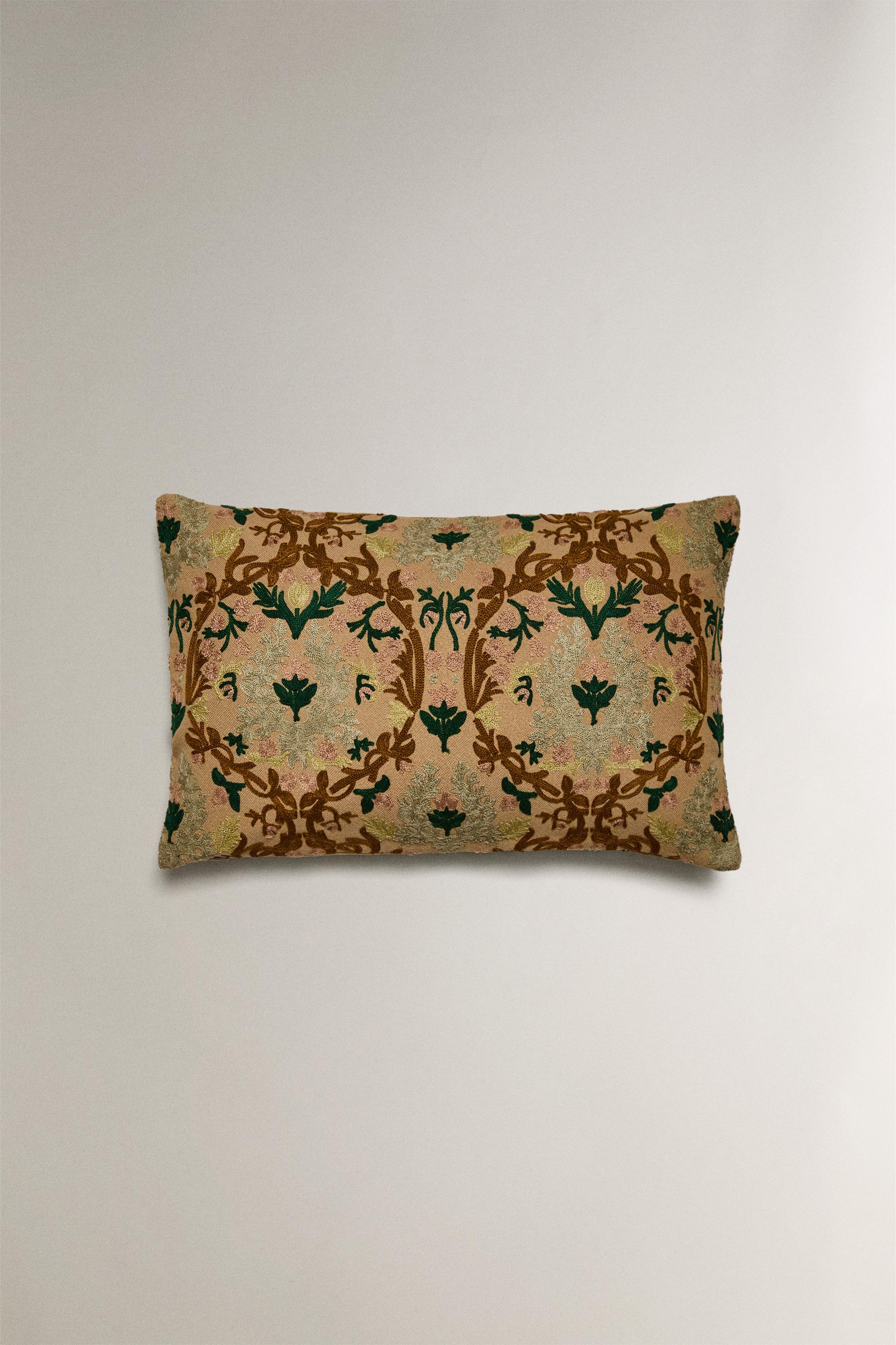 SYMMETRICAL FLORAL THROW PILLOW COVER